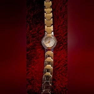 Beautiful quartz ladies watch vintage!